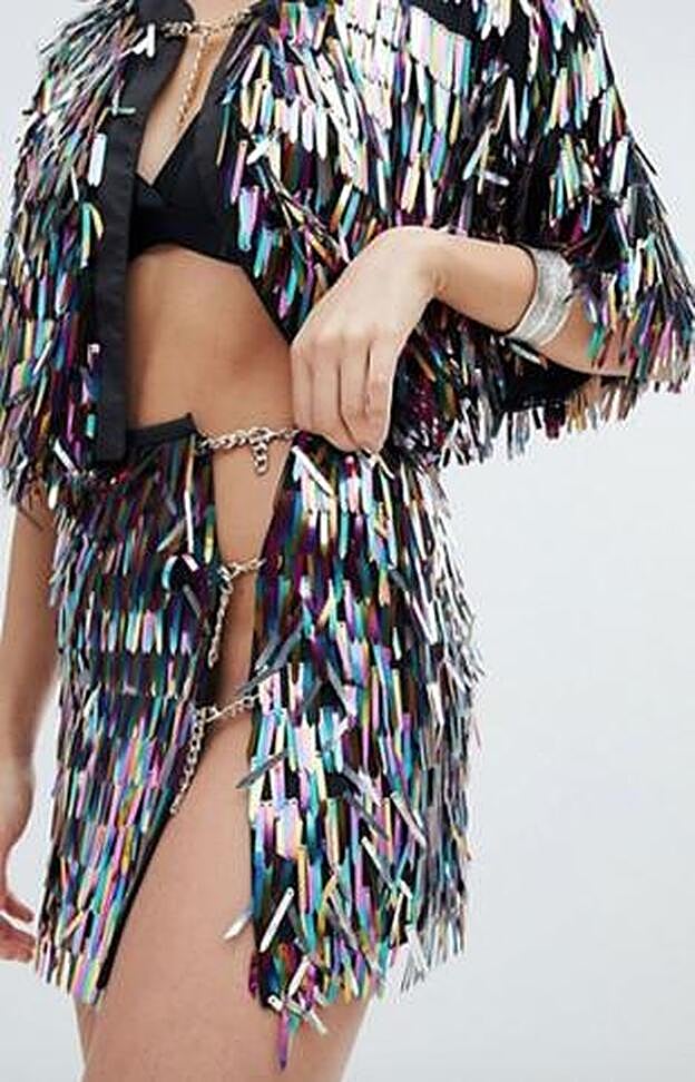 Falda y capa a juego, de lentejuelas, 62,99 euros.