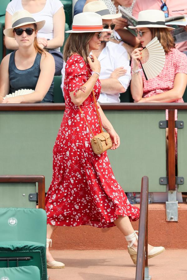 Pippa Middleton ha apostado por un vestido rojo cruzado de largo midi y con estampado floral en blanco de Polo Ralph Lauren que ha combinado a la perfección con unas cómodas alpargatas de cuña en color crudo, bolso cruzado de madera (una de las tendencias de la primavera) y un sombrero borsalino.