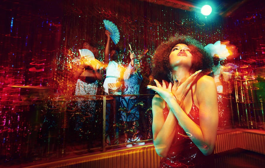 Imagina una mezcla perfecta de ‘Fama’ y ‘Fiebre del sábado noche’ en versión locaza y tendrás ‘Pose’, la nueva apuesta de Ryan Murphy (‘American Crime Story’, ‘Glee’). Una vuelta de tuerca a la ‘ball culture’ de finales de los 80, en la que ciertos locales nocturnos albergaban concursos de estilismos y coreografías temáticas. Cuenta con todos los clásicos del género y la época (SIDA, aceptación de la diversidad sexual, personajes marginales, sueños artísticos) y con Kate Mara al frente del reparto. Ah, y presume de tener el casting con más actores transgénero de la historia de la televisión. El baile empieza el próximo 4 de junio. 'Pose', en HBO España.