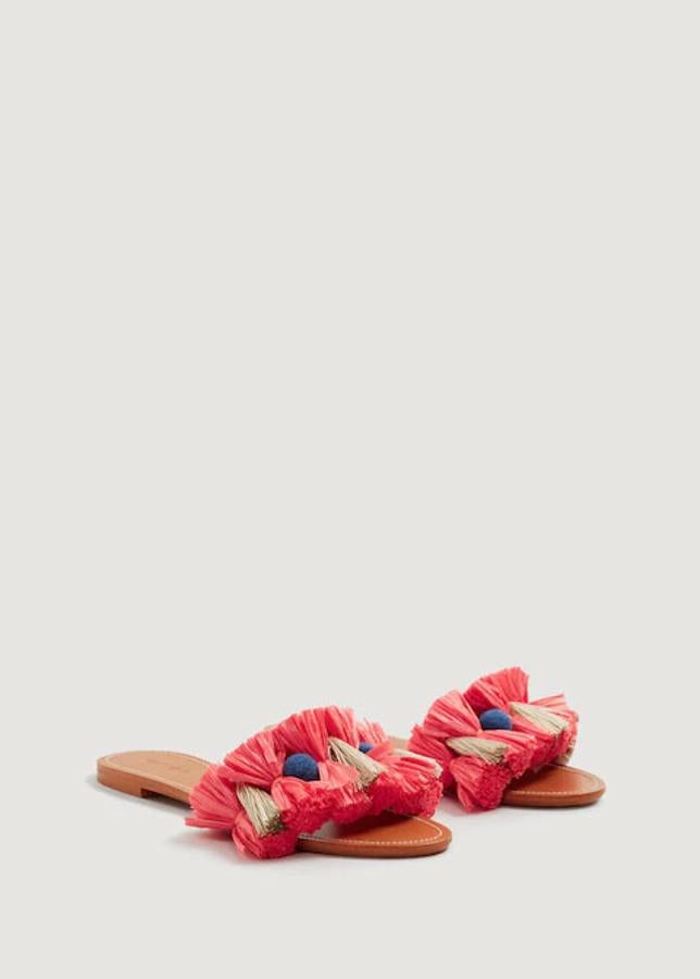 Tampoco pueden faltarte este verano unas sandalias planas como  estas de Mango . Su diseño de borlas de colores chillones las hace perfectas tanto para un 'look' de playa o piscina, como de calle. Su precio: 29,99 euros.