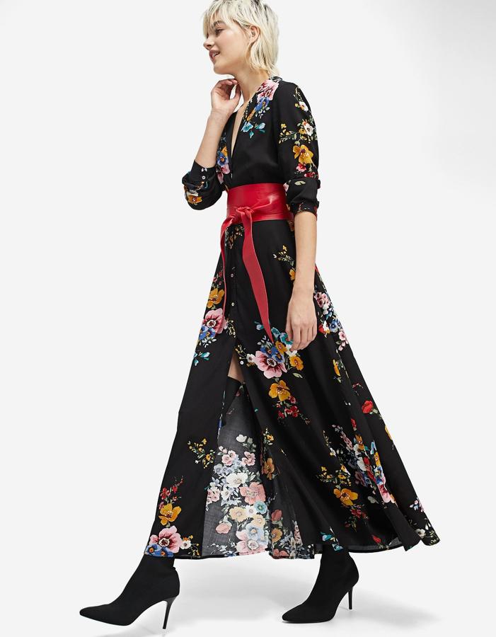 En negro, largo y con estampado floral, este diseño boho de Stradivarius cuesta 29.99 euros.