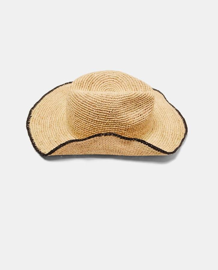 No podemos olvidarnos de un buen sombrero que nos proteja de los rayos del sol y que nos de el toque estrella a cualquiera de nuestros 'looks' de verano. Nos hemos decidido por  este, de rafia, de Zara  que cuesta 19,95 euros.