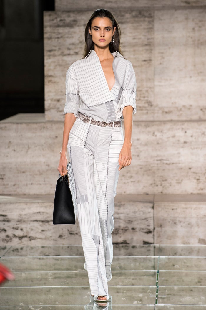 Blanca Padilla desfilando para S. Ferragamo.