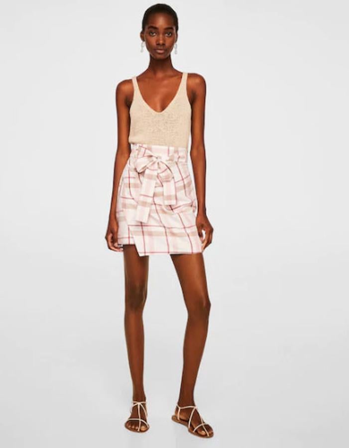 Falda pareo de lino con estampado de cuadros, 29,99 euros.