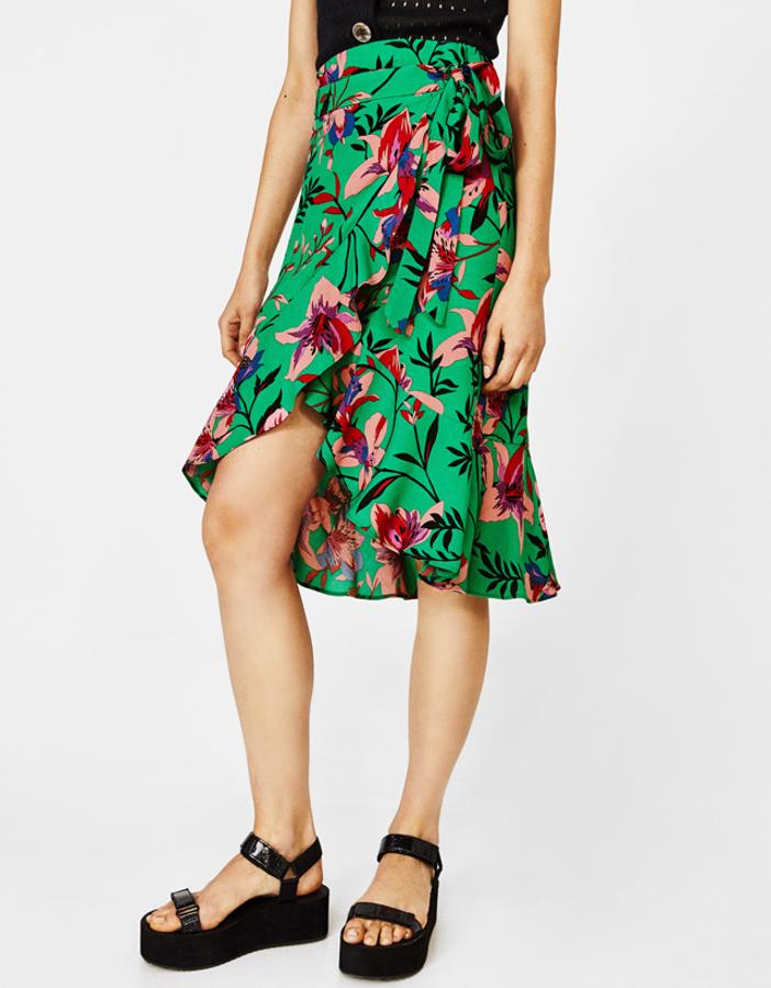 Falda pareo de volantes y con estampado floral, 25,99 euros.
