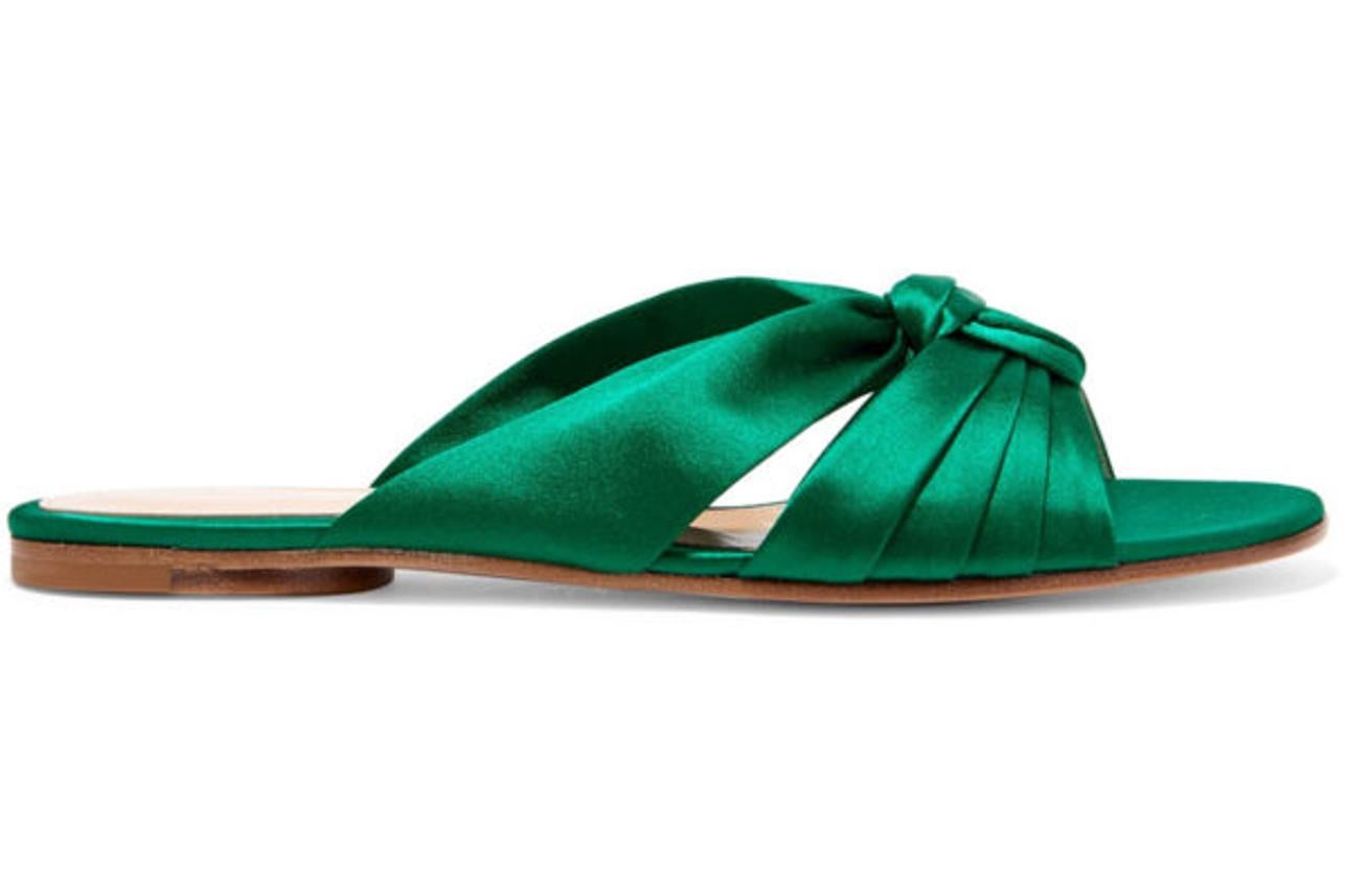 Planas y satinadas: las sandalias planas nunca pueden faltar en el verano. La apuesta más trendy para este año serán las que lleven colores satinados y vibrantes. Gianvito Rossi. Precio: 530 euros.