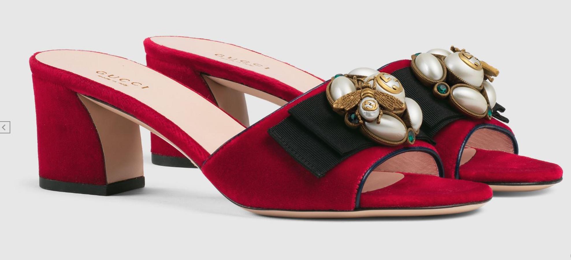 Zapatos joya: la decoración en el calzado es una realidad. Broches, lazos con piedras bordadas, no le temas a las joyas y dile adiós a la sencillez. Gucci. Precio: 690 euros.