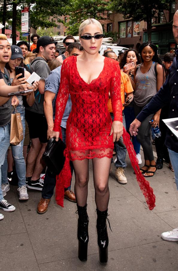 ¿Os acordáis del imposible look de Lady Gaga en los MTV VMA de 2009? Pues ha sido ver este vestido lencero rojo, esas medias de rejilla y esos andamios (perdón, botines) en los pies, y volver 10 años atrás en nuestra memoria 'fashionista'...