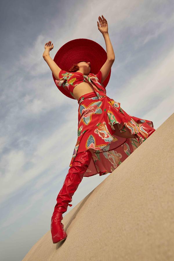 Tops que se anudan a la cintura, faldas con volantes... las prendas de la colección son perfectas para los días más alegres del verano.