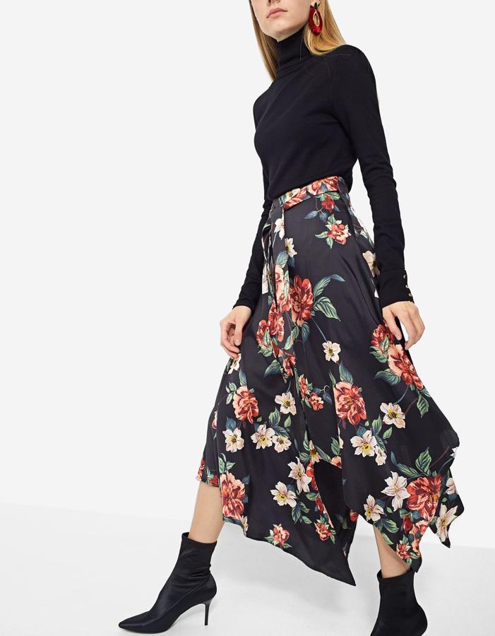 Falda pareo asimétrica con estampado floral, 25,99 euros.