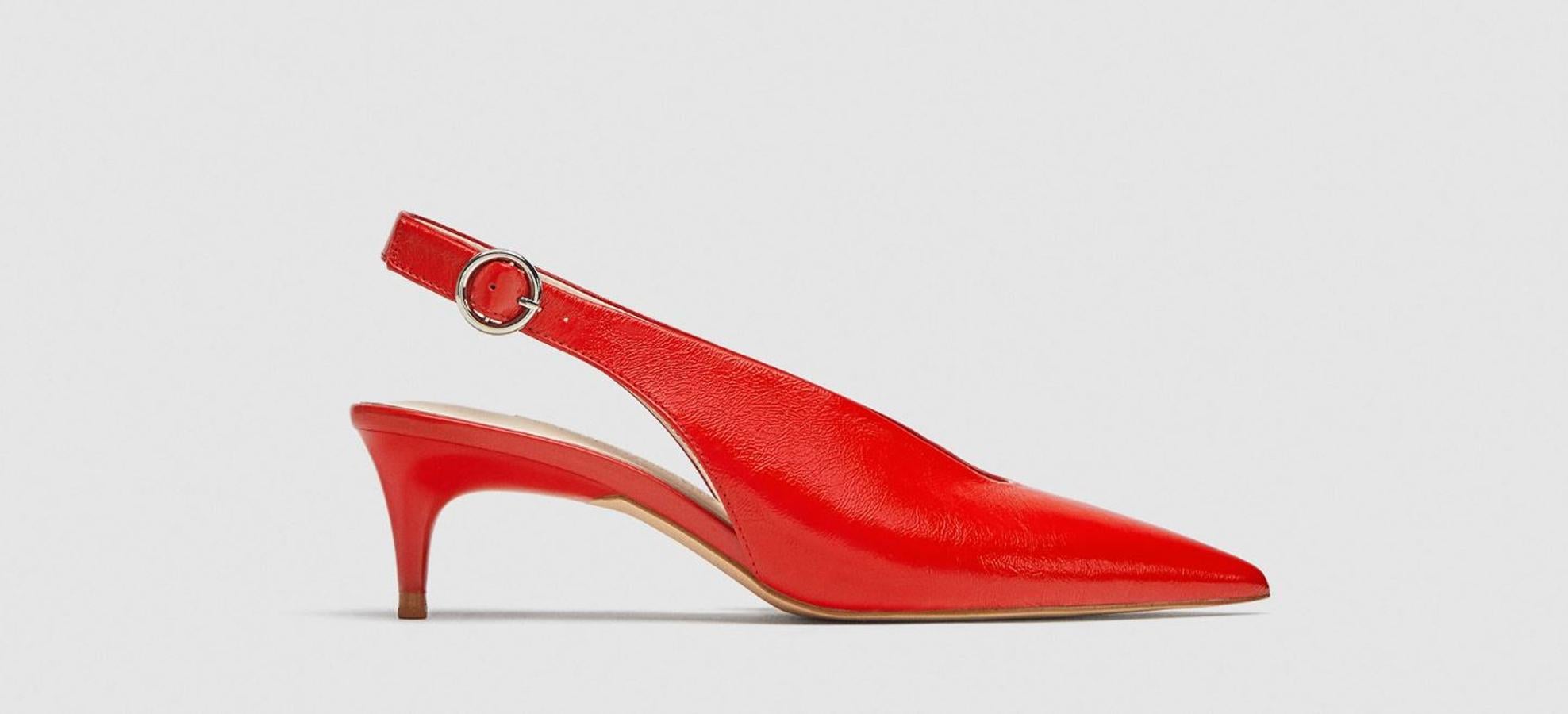 Tacón medio y rojas: Añade color a tu vestuario con estos zapatos. Zara. Precio: 39,45 euros.