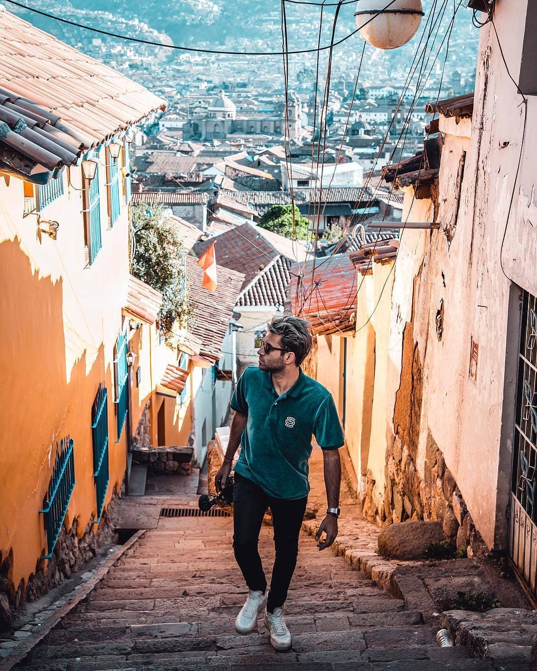 Continuamos nuestro viaje a Perú con una segunda parada en Cusco, una ciudad mágica y uno de los destinos turísticos más importantes del país. La que fuera la antigua capital de imperio inca fue declarada Patrimonio Cultural de la Humanidad por la Unesco en 1983, y entre las visitas obligadas destacan la Plaza de Armas, la Catedral, el Templo de la Compañía de Jesús o el Barrio de San Blas.