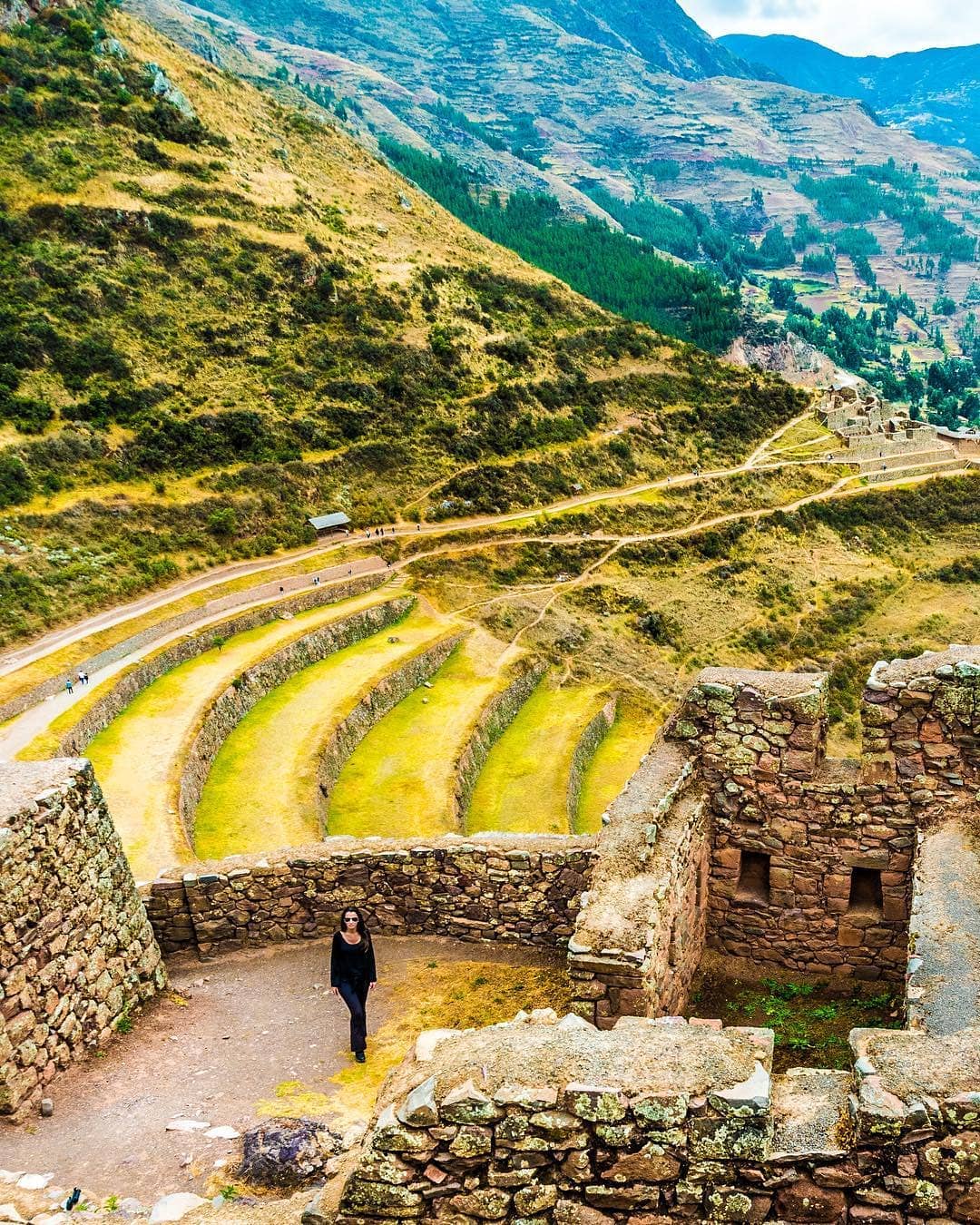 La visita a Cusco nos lleva dos días, ya que para empaparnos bien de la esencia de la ciudad deberemos descubrir también su particularidad culinaria: en sus fogones se cocina tanto lo autóctono como lo foráneo y la tradición se funde con la modernidad. Y es que la capital del Tahuantinsuyo, aún siendo costumbrista en esencia se aprecia cosmopolita en muchos aspectos.