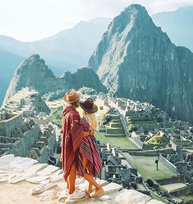 Una de Ias paradas más esperadas e inolvidables de este viaje es Machu Picchu. Declarado Patrimonio Natural y Cultural de la Humanidad, este Santuario Histórico es el área natural protegida más visitada de Perú y alberga complejos arqueológicos, así como los ecosistemas de gran diversidad de flora y fauna silvestre, algunas en vías de extinción.