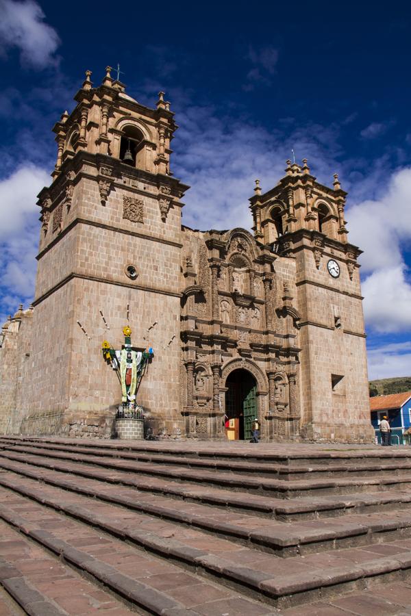 Y terminamos la semana en el sur, en la ciudad de Puno, dominada por la presencia del Lago Titicaca, lugar sagrado de los incas y poblado de islas naturales y artificiales del Perú.