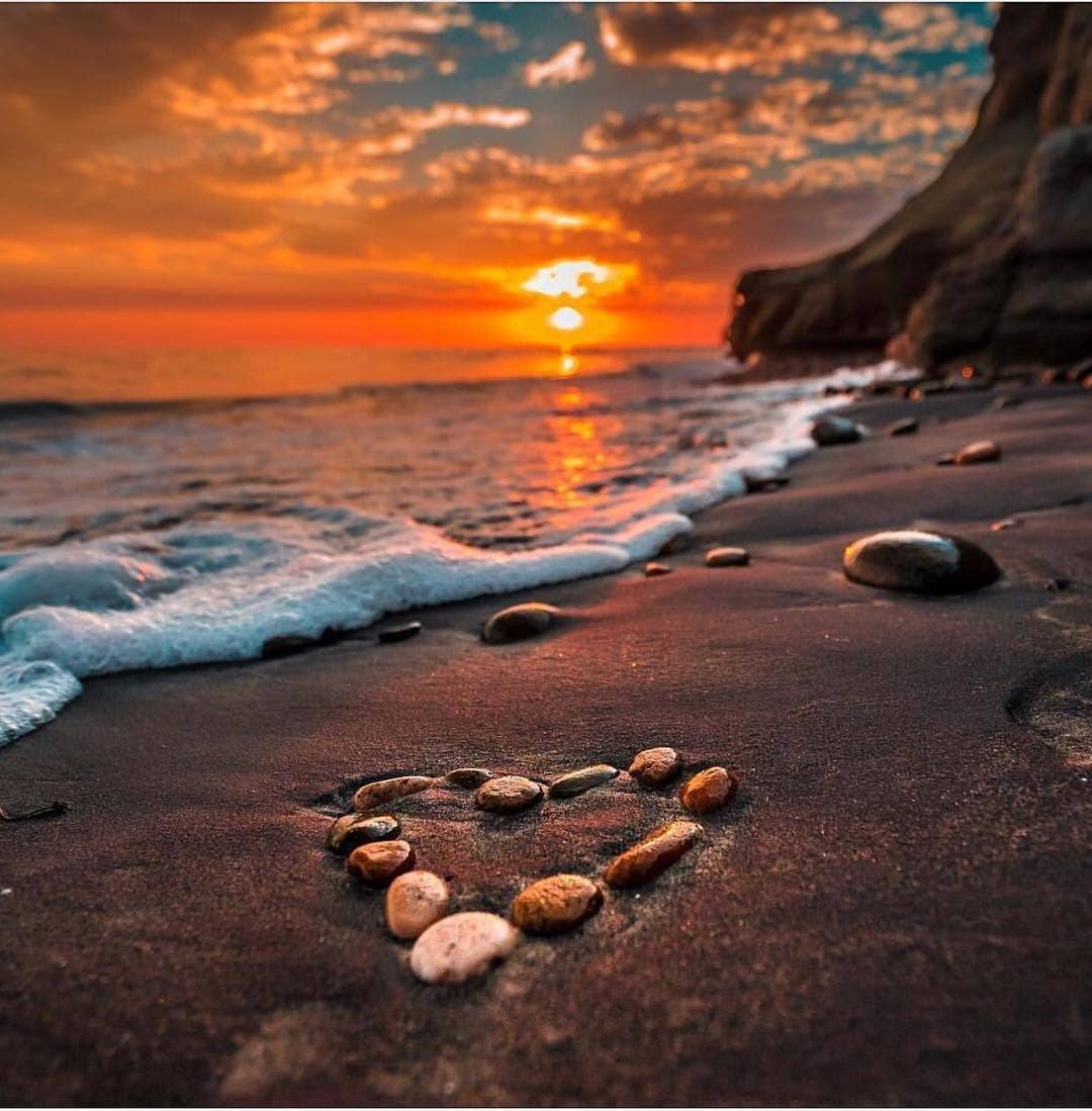 Sus playas, muy cerca de la gran urbe, son perfectas para los surfistas y en sus malecones, la suave brisa refresca románticos paseos.
