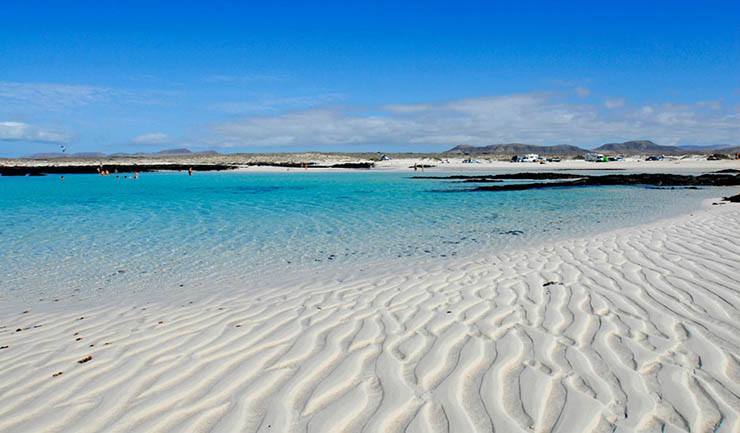 La Caleta del Marrajo está dentro del municipio El Cotillo, al norte de Fuerteventura. Una playa tranquila, de arena fina blanca y agua cristalina, silenciosa y poco frecuentada. Ideal para viajar al paraíso a disfrutar de la soledad.