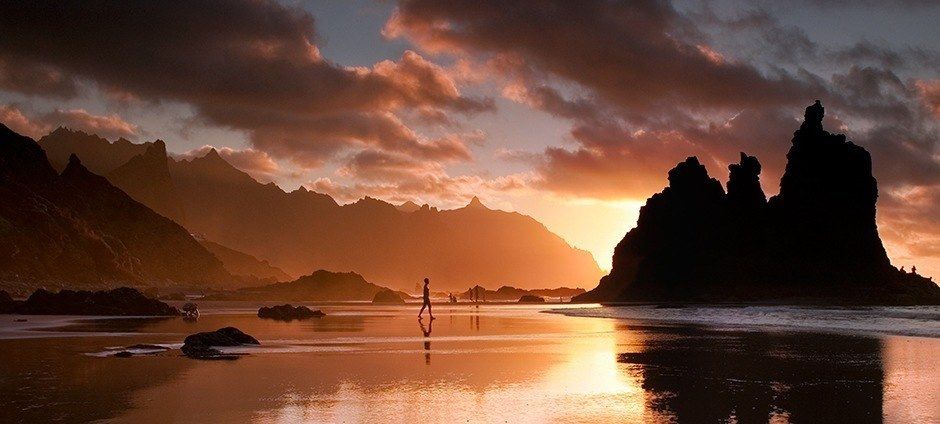 Los atardeceres en la playa Benijo, en Tenerife, pueden llegar a hipnotizarte. Es una playa salvaje escoltada por el Roque Benijo y el Roque La Rapadura, por donde se esconderá el sol. El mejor momento para visitarla es con la marea baja.