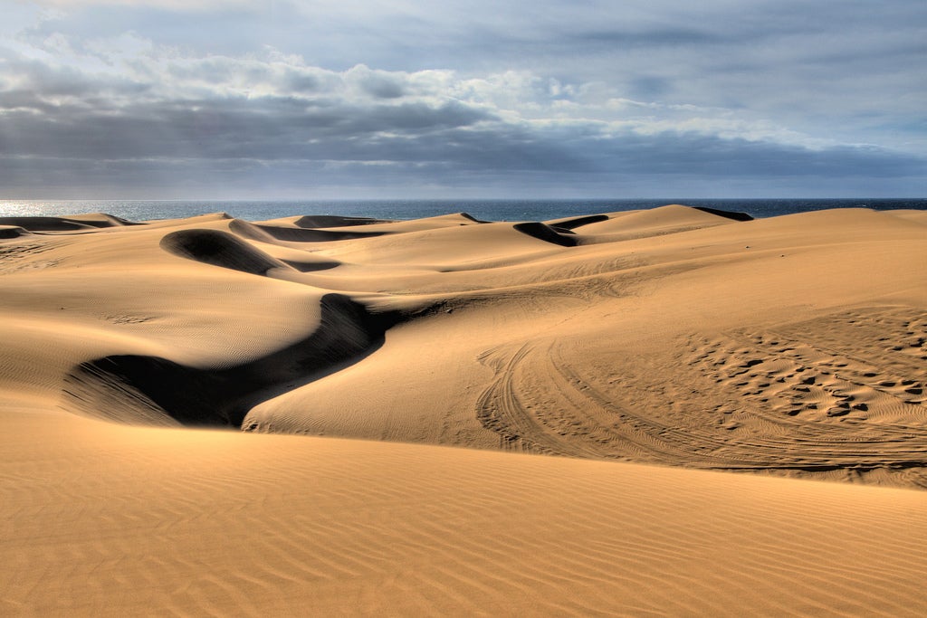 En las dunas de Maspalomas encontramos la playa del Inglés, una de las más visitadas en la isla de Gran Canaria por los turistas. Su paisaje es espectacular y disfrutar de un baño aquí no tiene precio.