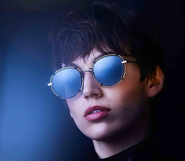 Úrsula lleva el modelo Watt de la colección Full Metals, con montura doble al aire y cristal oscuro, de Multiópticas.