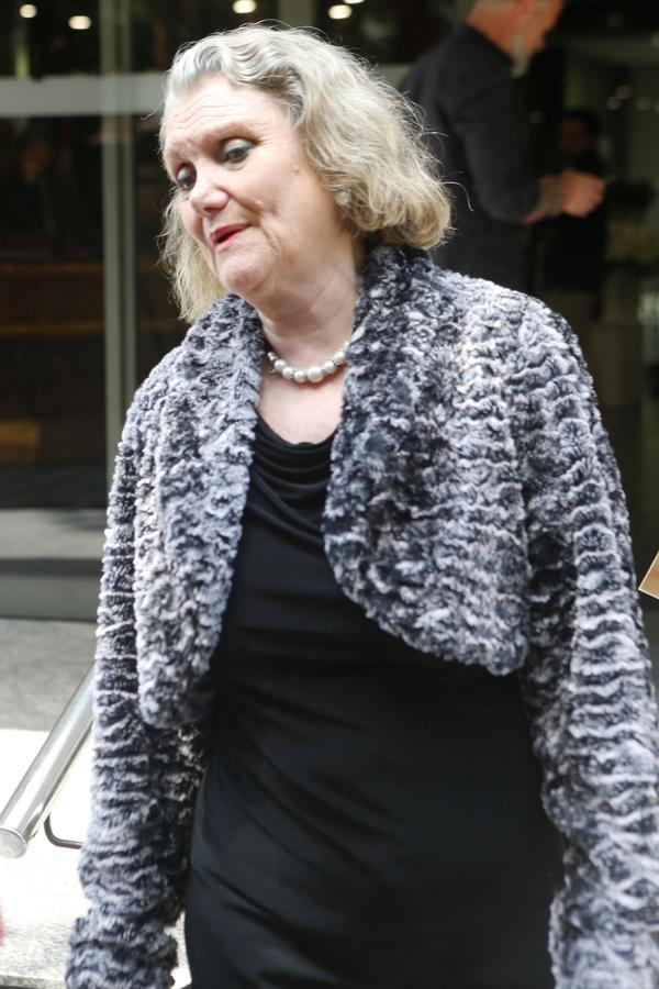 Helena Fernán Gómez, hija de María Dolores Pardera, en la capilla ardiente de la cantante fallecida a los 93 años.