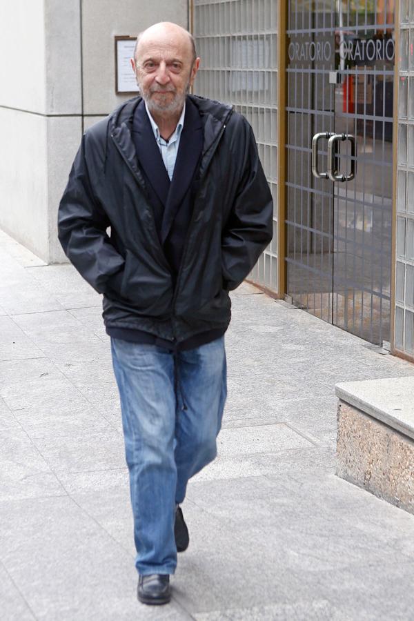 Andrés Aberasturi a su llegada al Tanatorio de la M30, donde se velaba a María Dolores Pradera.