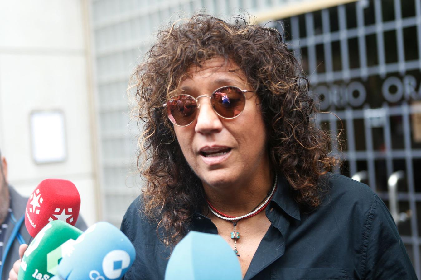 Rosana atiende a los medios en a capilla ardiente de María Dolores Pradera.