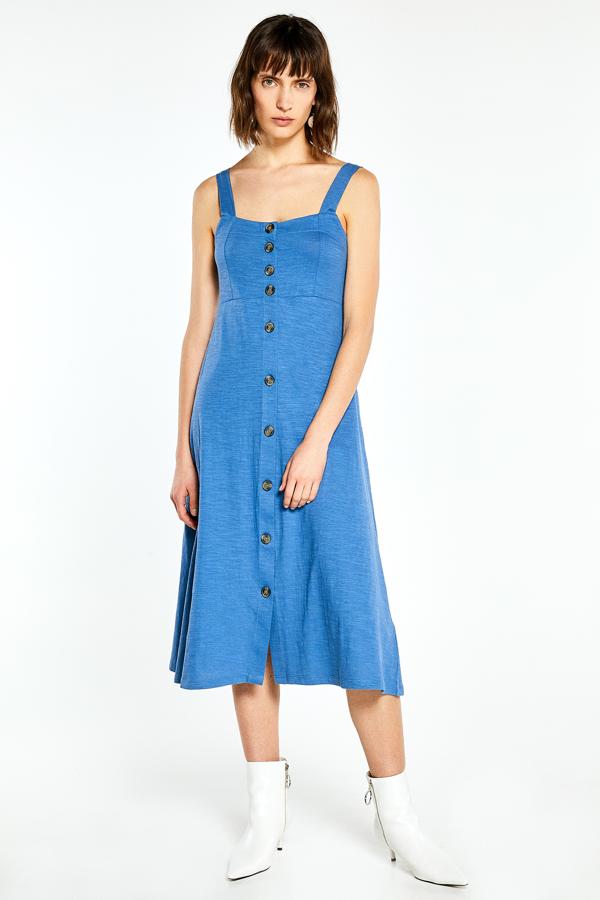 En algodón azul con botones en contraste, de Sfera (13.95 euros).