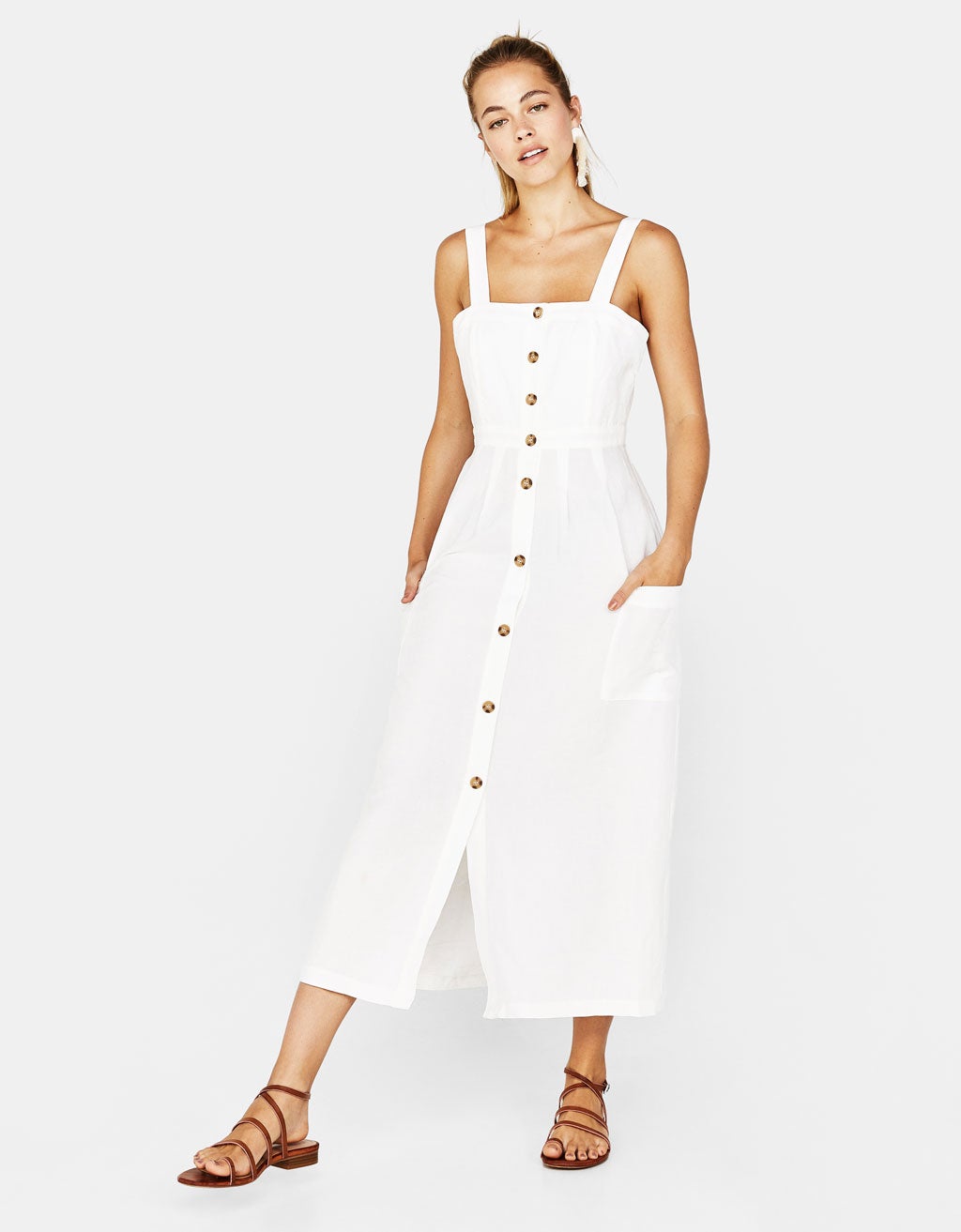 Con bolsillos laterales y tirante ancho, de Bershka (29.95 euros).