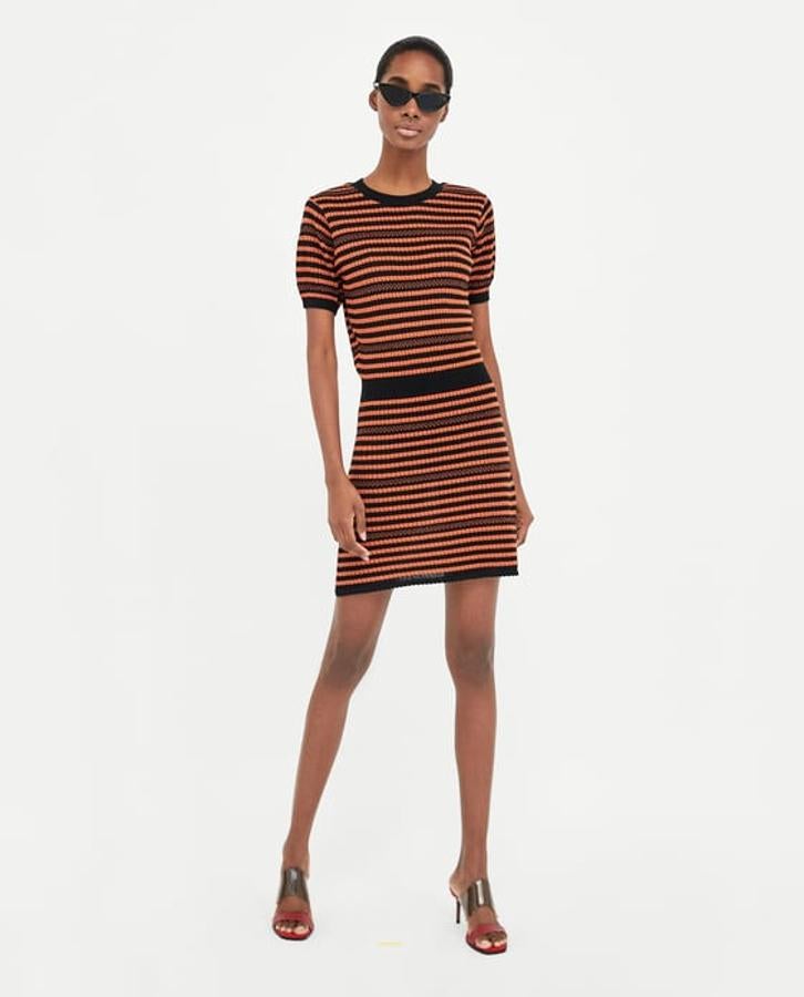 Vestido de punto con rayas naranjas y negras, 25,95 euros.