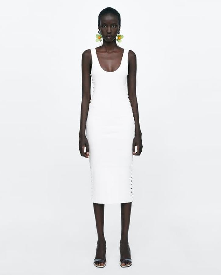 Vestido de canalé en color blanco de tirantes, 19,95 euros.