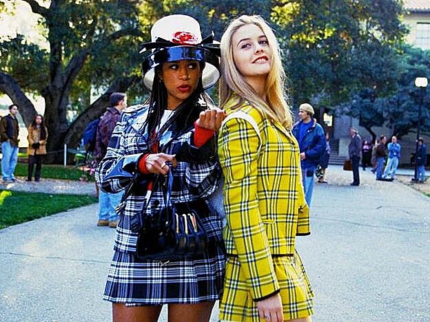 Alicia Silverstone, con su icónico outfit amarillo, en 'Fuera de onda'.