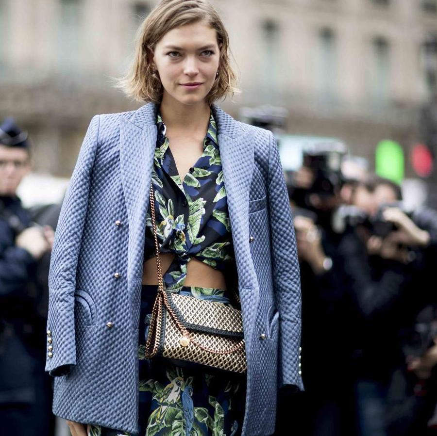 La modelo Arizona Muse la lleva de tejido armado y encima de un look muy verniego. ¿La clave? Ponértela sobre los hombros.