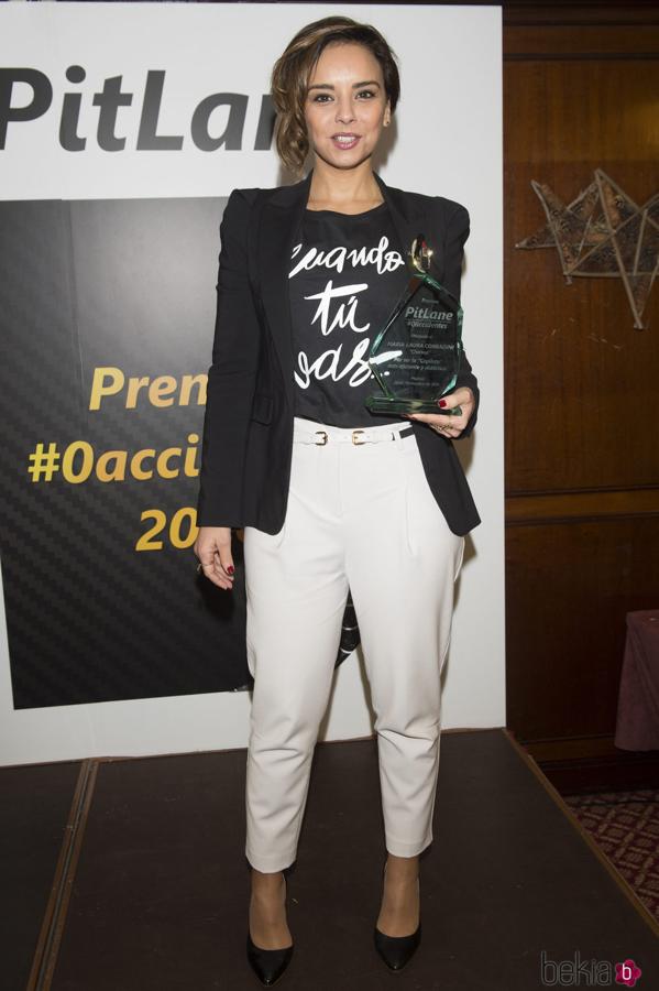 Chenoa ha encontrado su propia versión del llamado ‘look ’ ‘working girl’ gracias a un básico de cualquier armario: la americana negra, combinada con unos pantalones ‘bag gy’ y una camiseta con el título de una de sus canciones más recordadas: 'Cuando tú vas'.