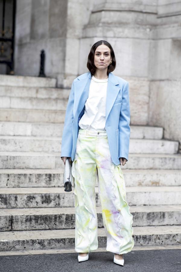 Una blazer sinta bien hasta con un estilismo deportivo. Con unos pantalones fluidos y unos tacones, el resultado es cómodo y sobresaliente.