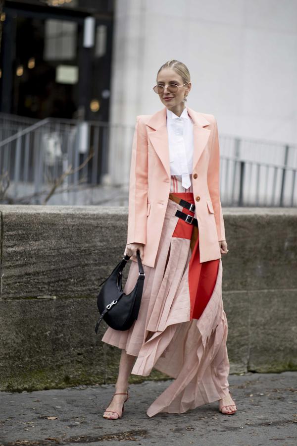 Larga, con un corte setentero, en tonos pastel. Así llevan la americana en París y a nosotras nos encanta.