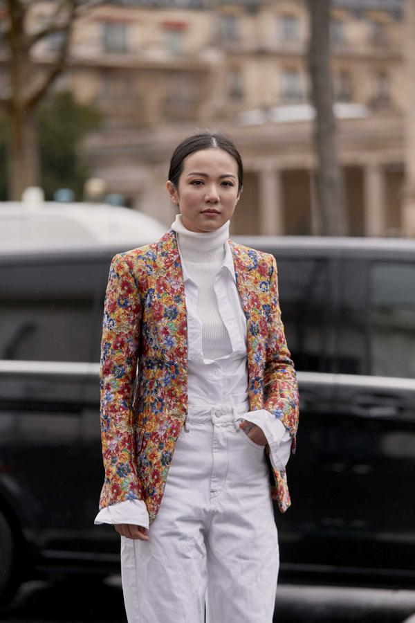 Si te gustan los estampados, apuesta por una americana de flores en color. Y haz como esta chica parisina, debajo ponte un total look en blanco.