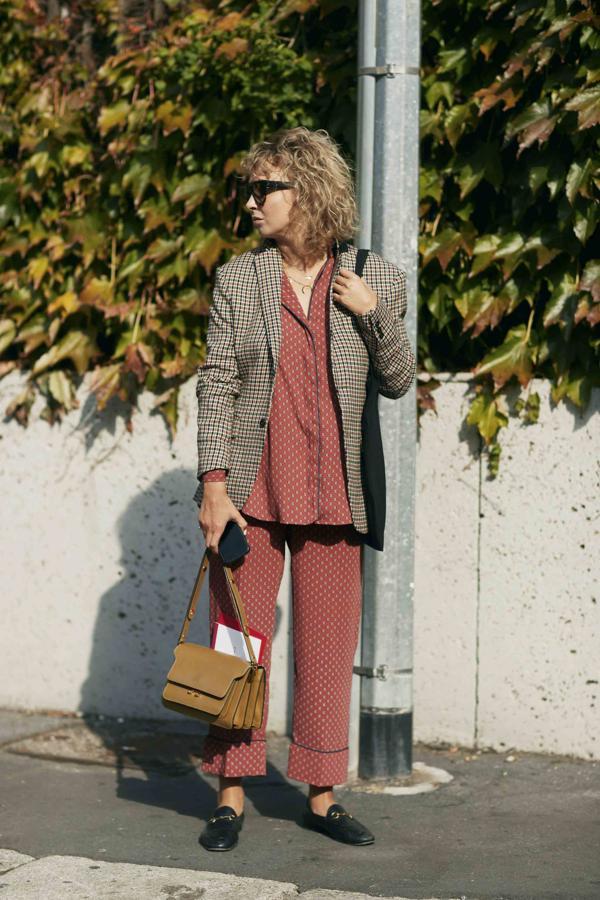 Pijama+blazer. Hasta que no hemos visto el resultado no nos hemos creído lo bien que puede quedar. En este look se combinan estampados, pero si quieres empezar por lo más sencillo, elige una chaqueta en un tono neutro para que le deje el protagonismo a lo que llevas debajo.