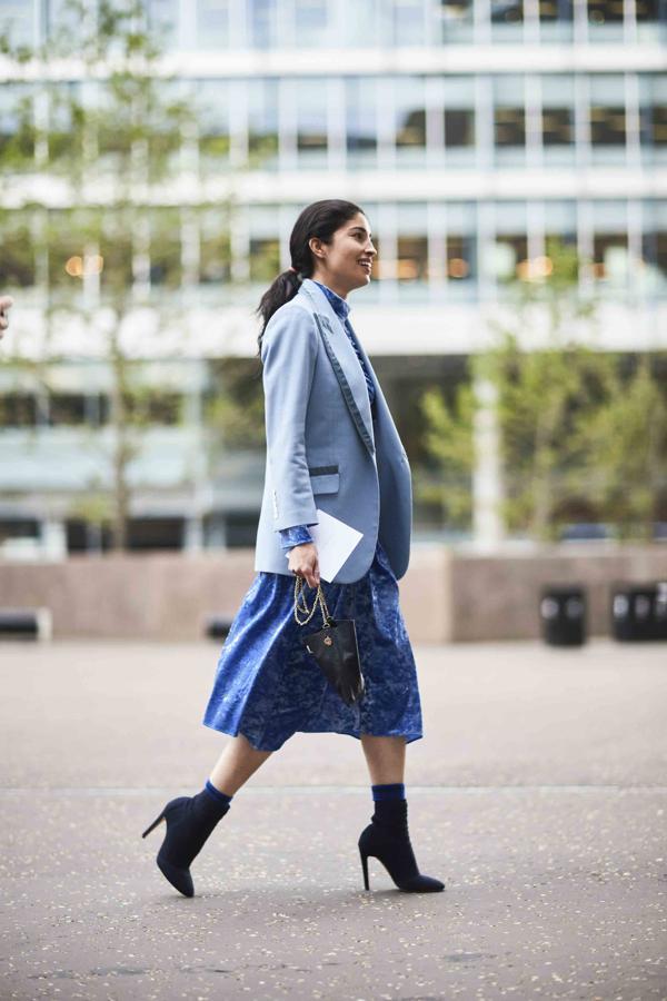 Hasta la chaqueta más clásica se puede transformar en una prenda muy cool. Si no, mira esta propuesta en la que la blazer gana puntos con un vestido de flores y unos botines calcetín.