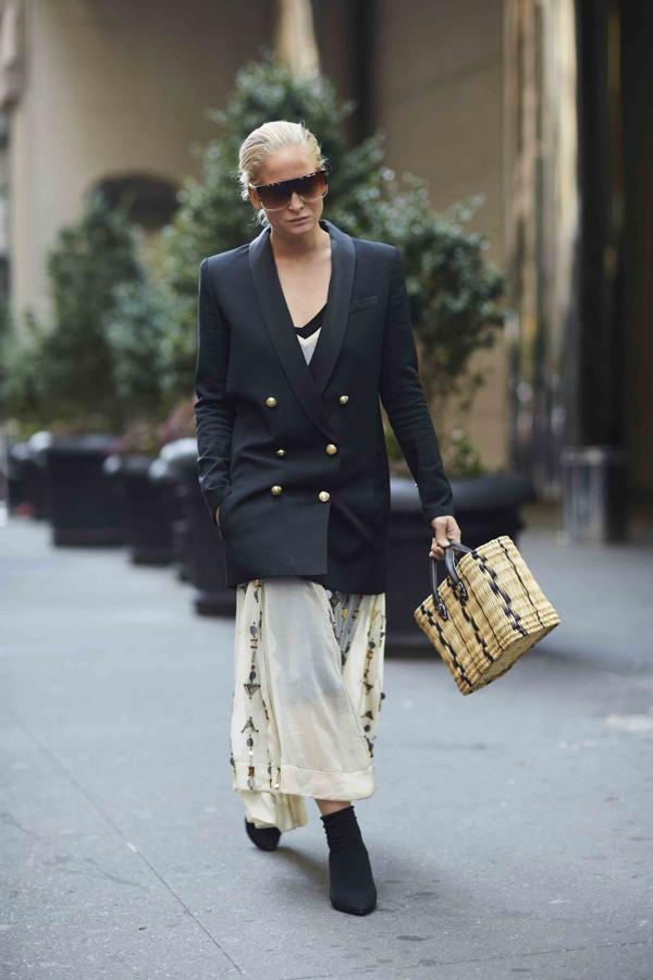 Así llevan la blazer por las calles de Nueva York. De doble botonadura e inspiración navy.