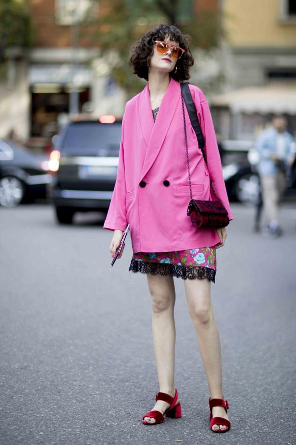 Muy sencilla pero con mucho color. Nos encanta este look con vestido mini de flores y sandalias de terciopelo que hemos fichado en las calles de Milán.