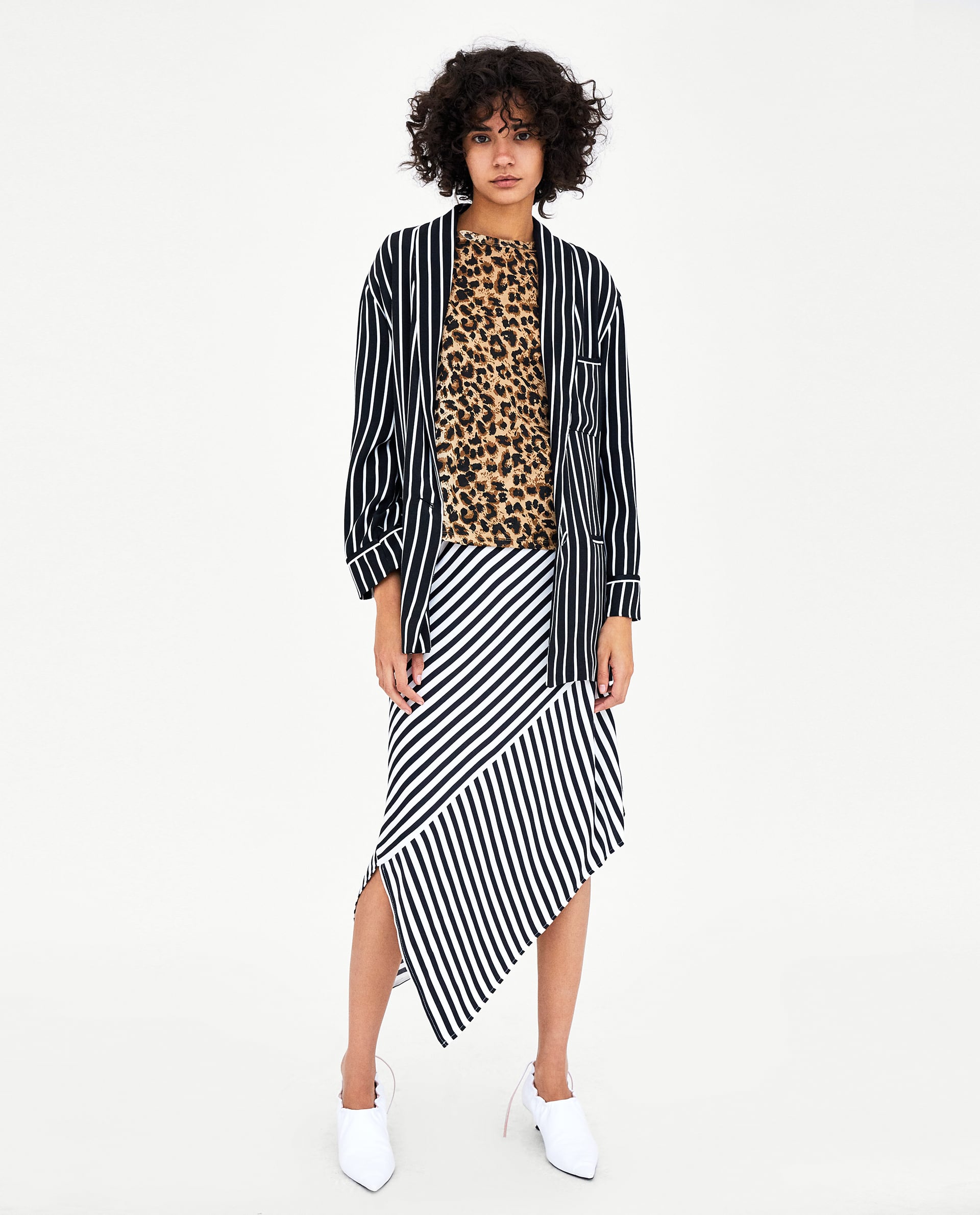 Por suerte, Zara tiene una opción de 'blazer' más ligera, pero ya no en blanco en azul, sino en blanco y negro. El diseño también elige alargarse, pero es una pena ese negro que, en verano, resulta algo disuasorio...