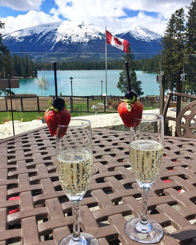 O compartiendo un brindis por su nueva vida juntos en el idílico Parque Nacional de Jasper.