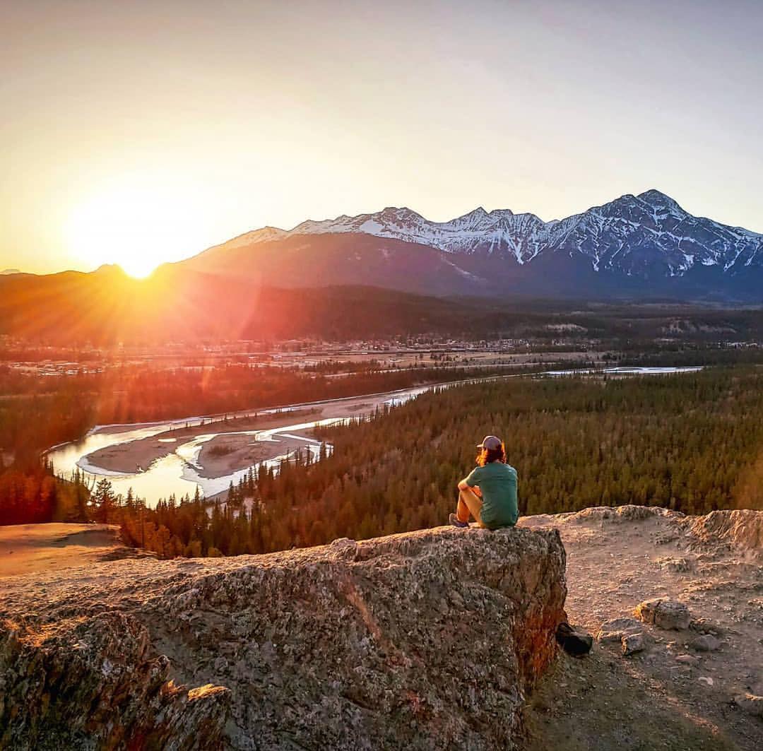 El Parque Nacional de Jasper está formado por amplios valles, escarpadas montañas, glaciares, frondosos bosques, prados alpinos y ríos salvajes a lo largo de las laderas orientales de las Montañas Rocosas en el oeste de Alberta.