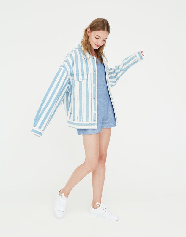 ¿Qué tal un cambiazo de la americana por una cazadora vaquera 'oversize'? La verdad es que este diseño de Pull & Bear es fantástico y con una raya también muy efectista y veraniega. La típica prenda que cuesta barata pero puede parecer muy muy cara.
