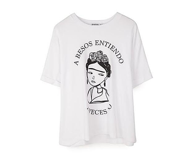 Camiseta print con estampado y mensaje, 15,99 euros.