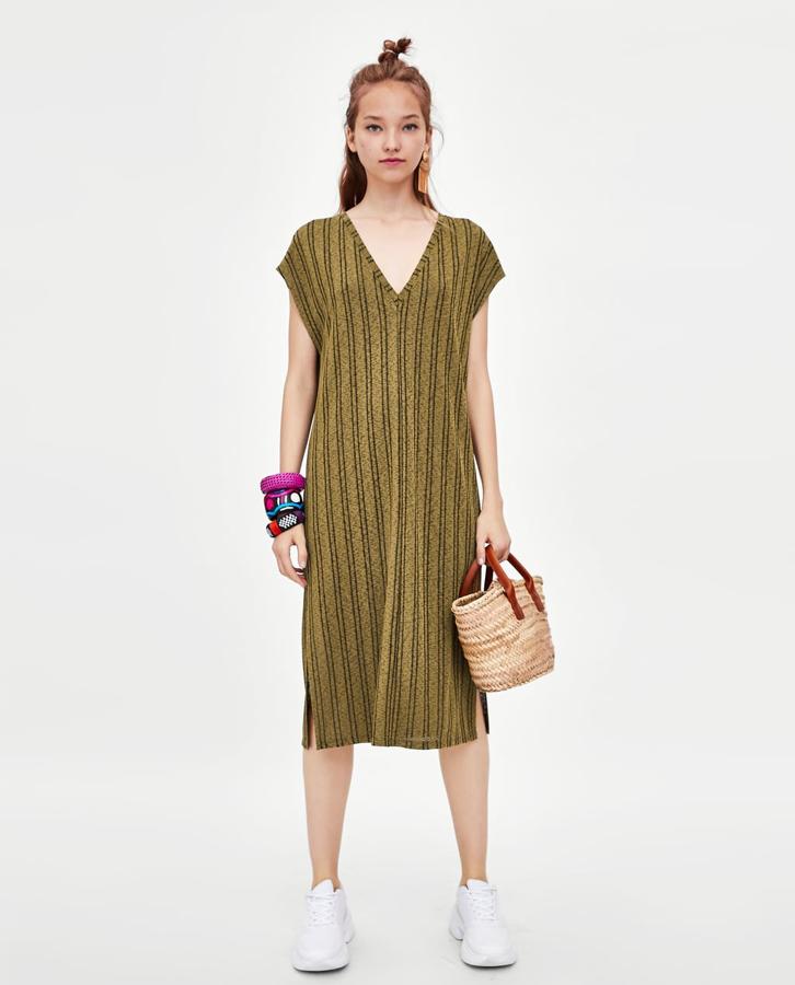 Vestido tipo túnica rústica en color khaki, 19,95 euros.