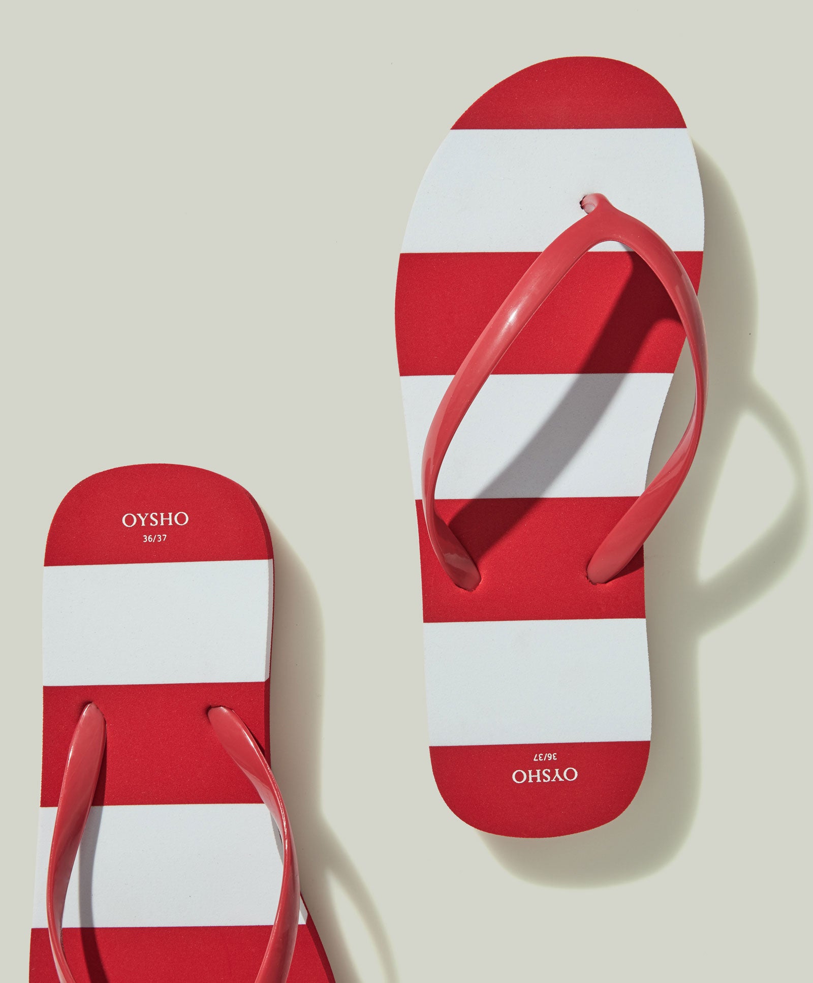 Chanclas de baño con cuña y rayas de Oysho: 9,99 euros.