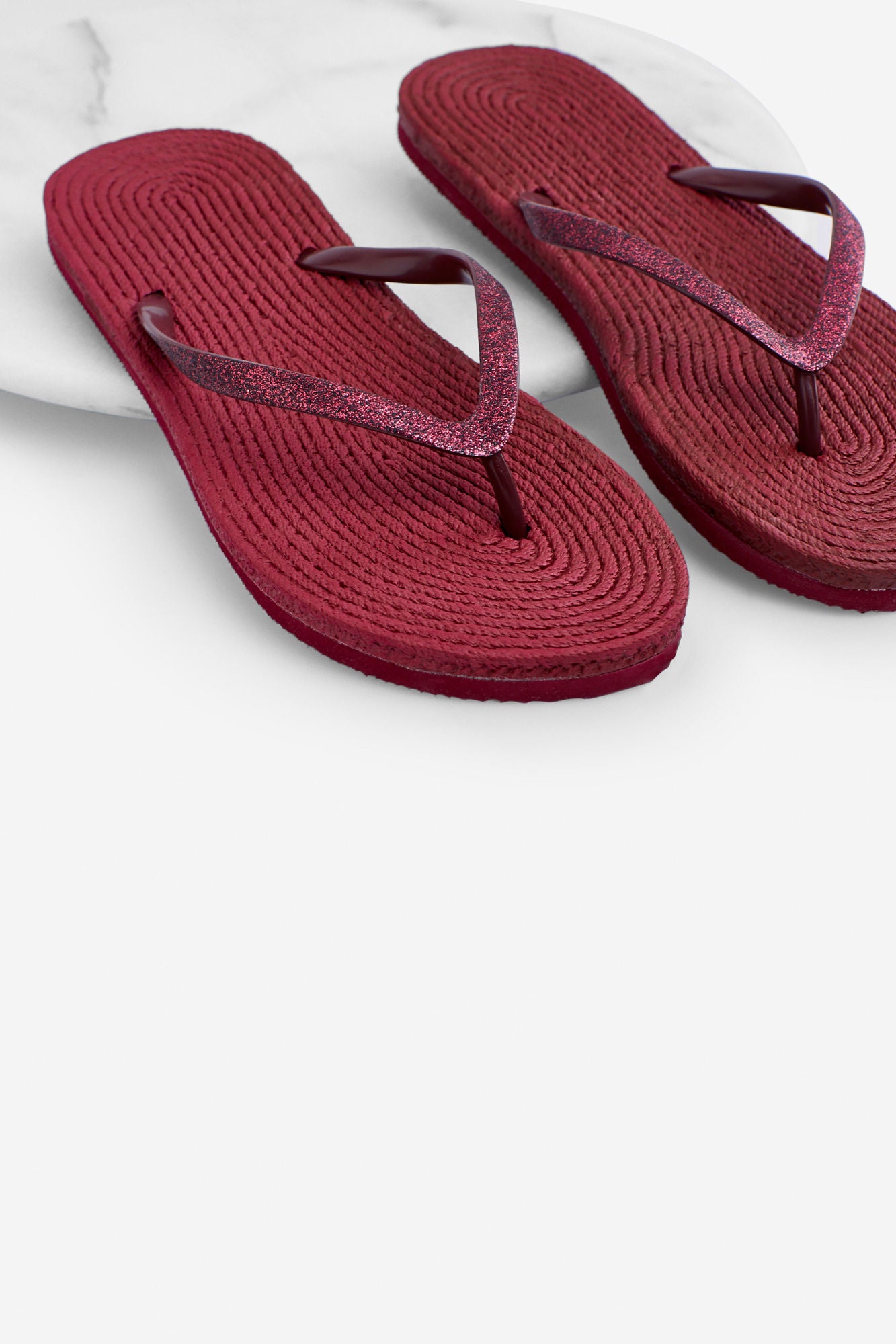 Chanclas con suela de alpargata de Women Secret: 11,99 euros.