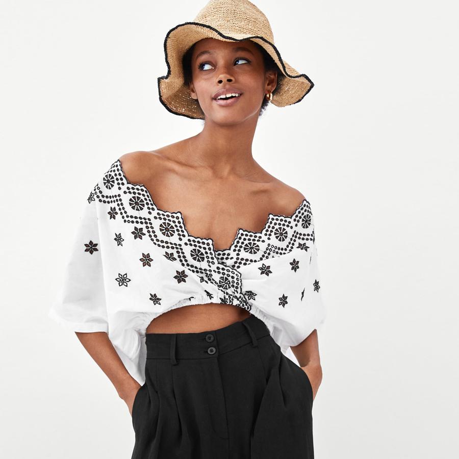 Cuerpo con bordados en negro de Zara: 19,95 euros.